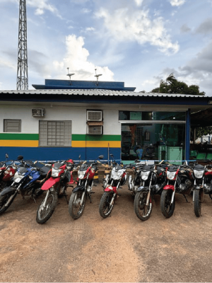 A Polícia Civil do Amazonas (PC-AM), por meio da 63° Delegacia Interativa de Polícia (DIP) de Pauini (a 923 quilômetros de Manaus), em conjunto com a 61ª Delegacia Interativa de Polícia (DIP) de Boca do Acre (a 1.028 quilômetros de Manaus), deflagrou a Operação Linha Cruzada e apreendeu 14 motocicletas oriundas de golpe estimado em mais de R$ 1 milhão.