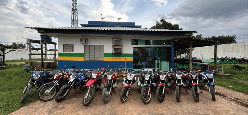 A Polícia Civil do Amazonas (PC-AM), por meio da 63° Delegacia Interativa de Polícia (DIP) de Pauini (a 923 quilômetros de Manaus), em conjunto com a 61ª Delegacia Interativa de Polícia (DIP) de Boca do Acre (a 1.028 quilômetros de Manaus), deflagrou a Operação Linha Cruzada e apreendeu 14 motocicletas oriundas de golpe estimado em mais de R$ 1 milhão.